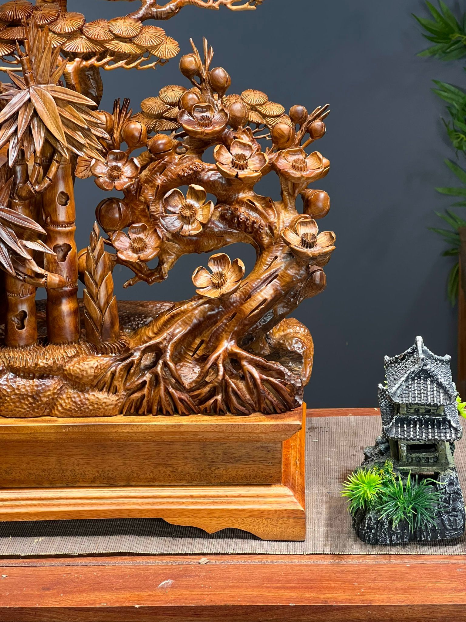 Cây tùng bốn mùa phú quý