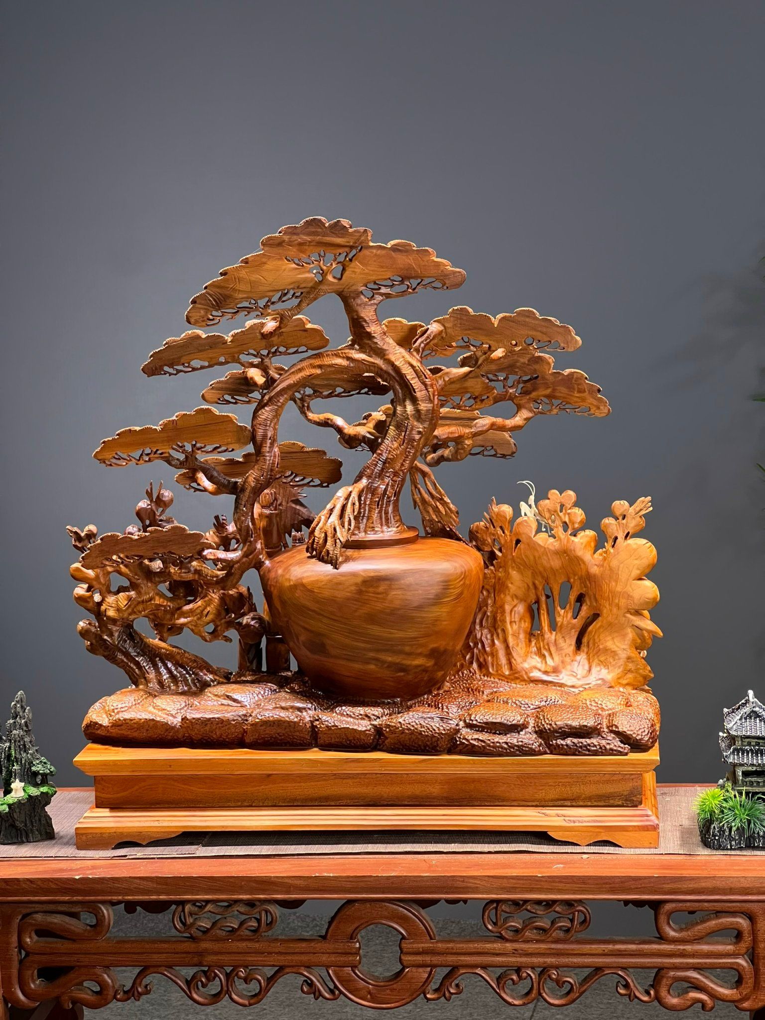 Cây tùng bốn mùa phú quý