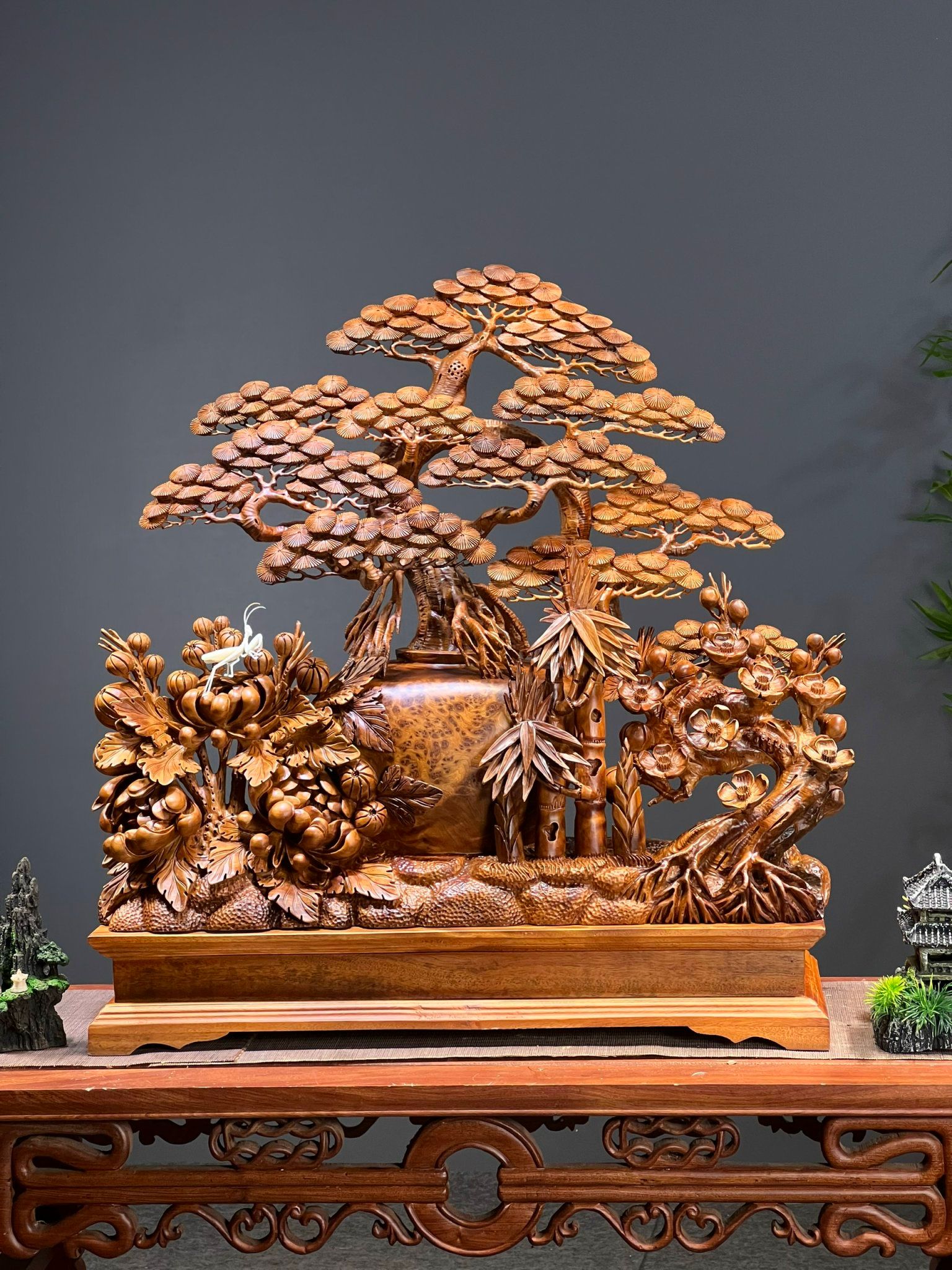 Cây tùng bốn mùa phú quý