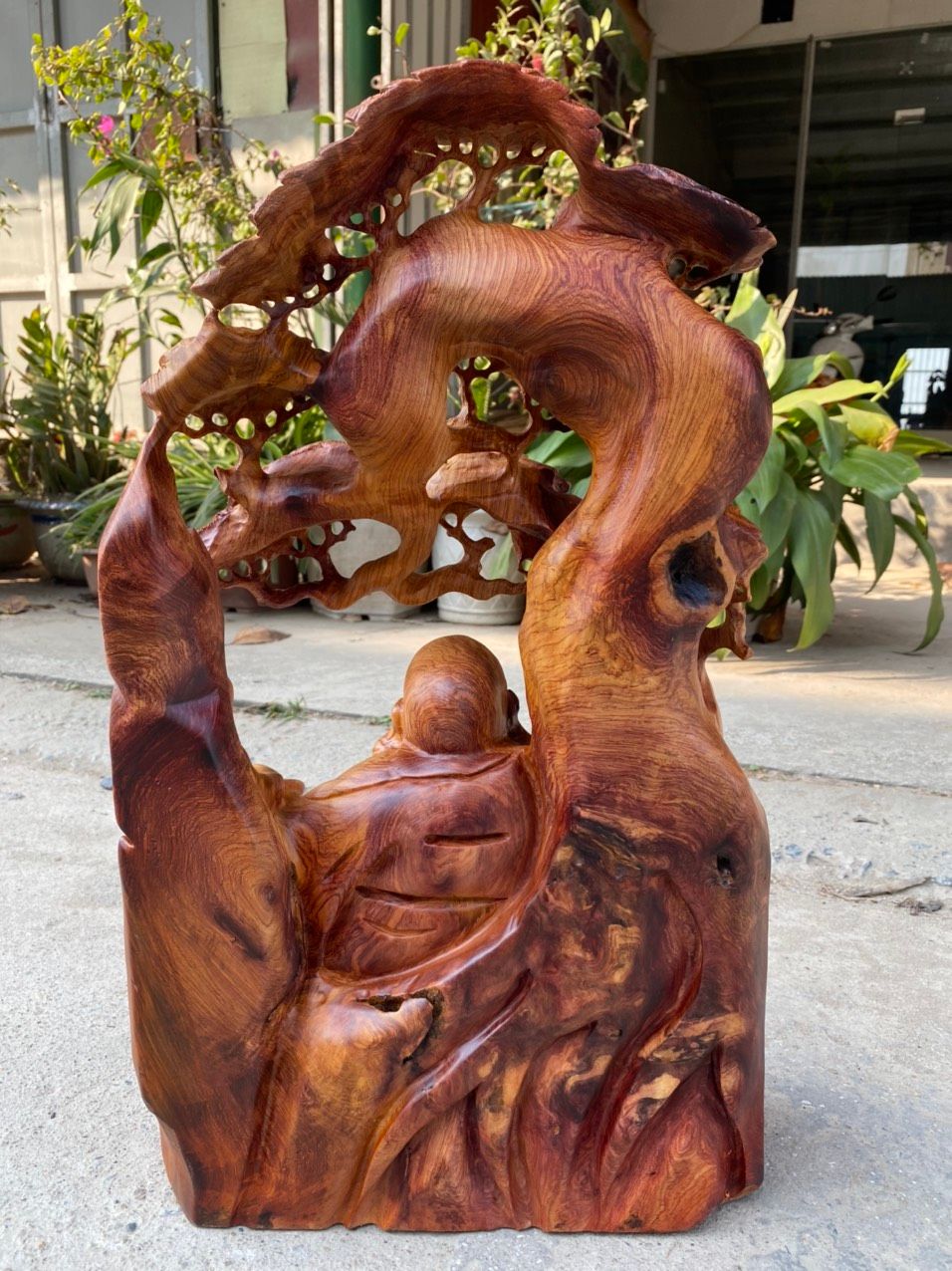 Di Lặc ngồi gốc tùng (gỗ hương Việt)