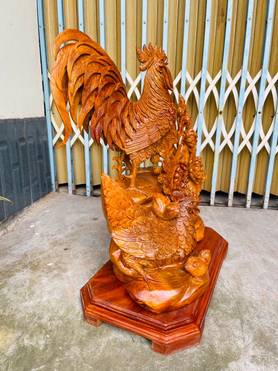 Gia đình gà gỗ hương