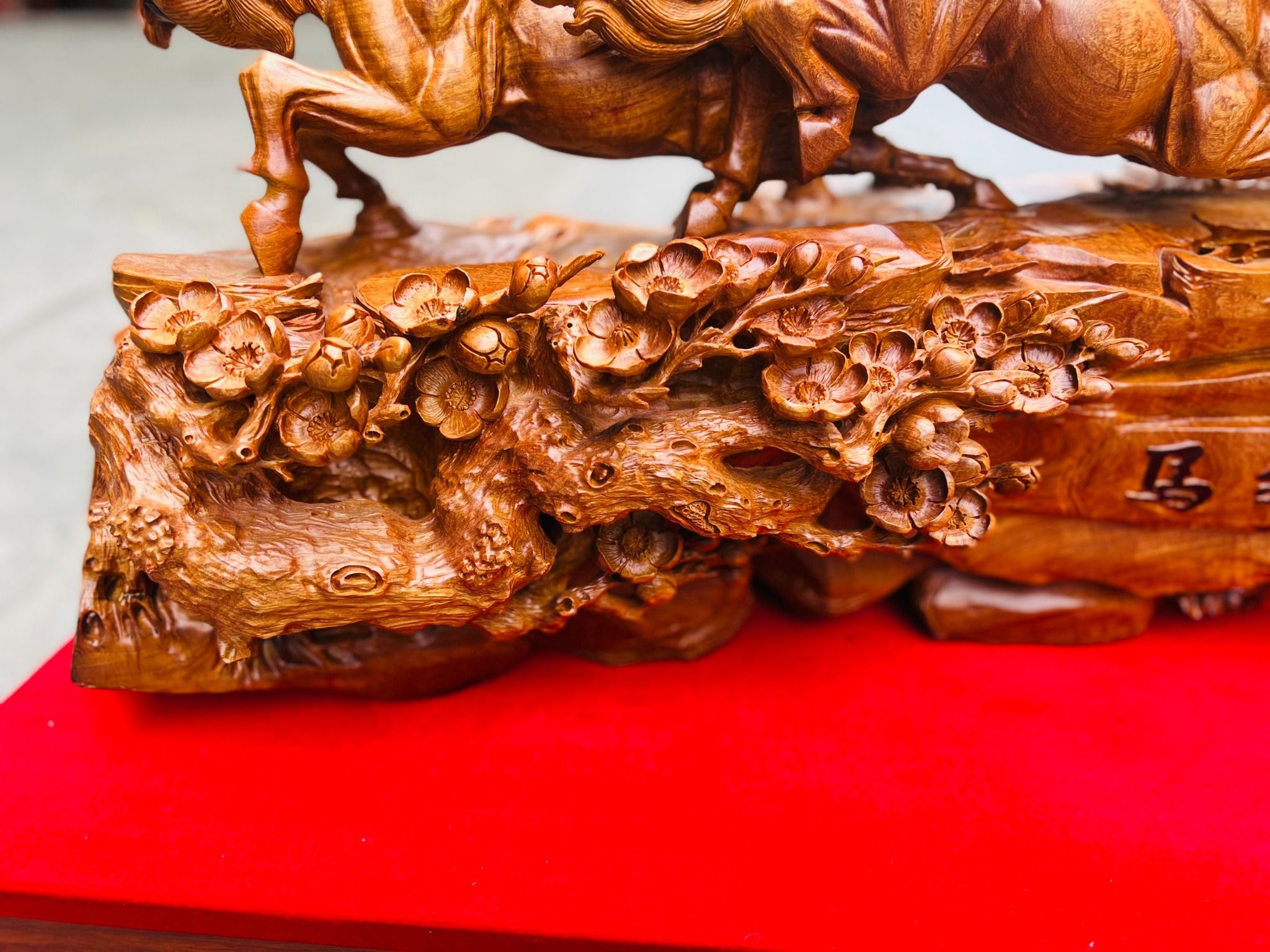 Bát Mã Truy Phong - Tượng Gỗ Hương Ta Đẳng Cấp
