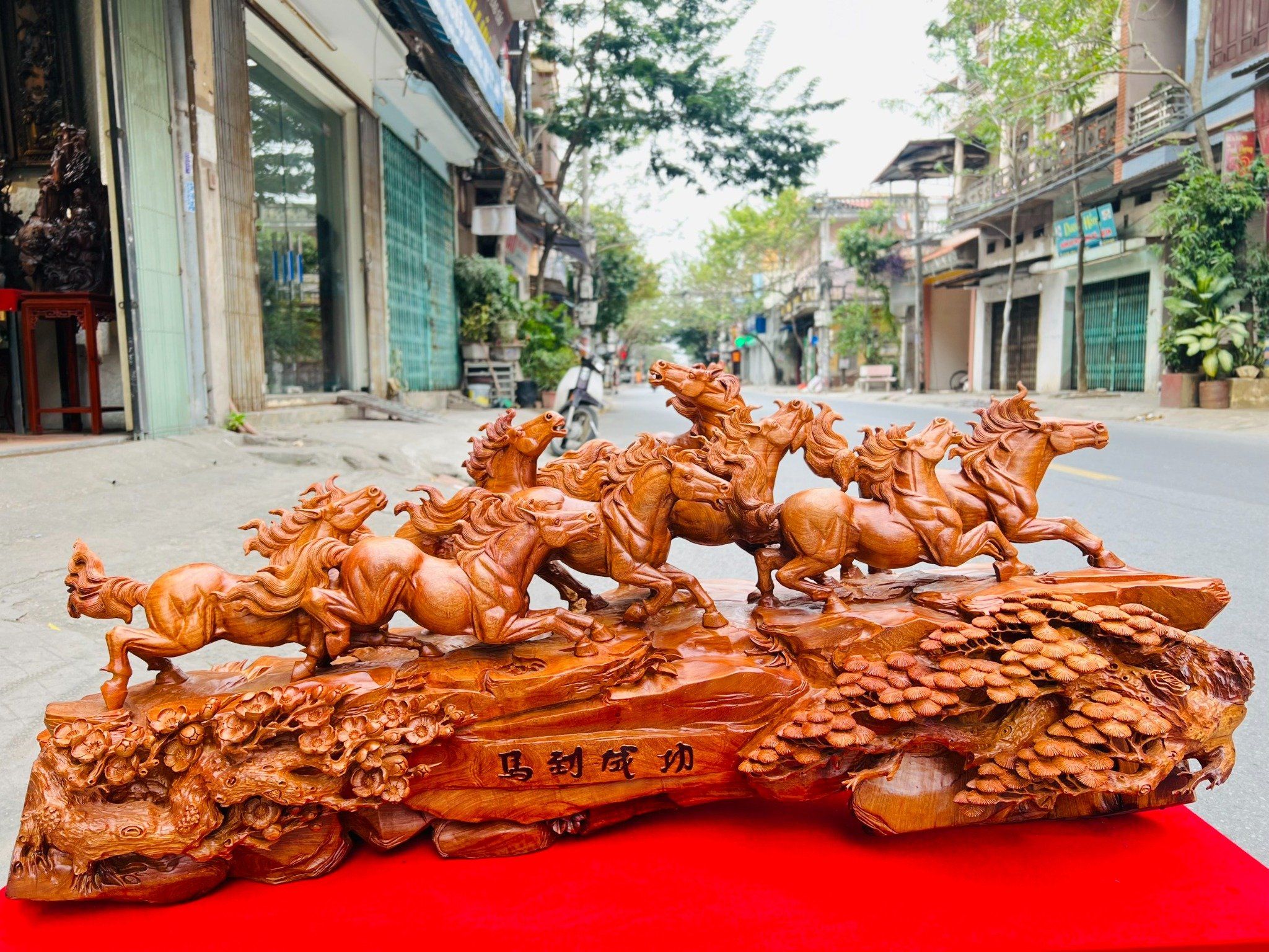 Bát Mã Truy Phong - Tượng Gỗ Hương Ta Đẳng Cấp