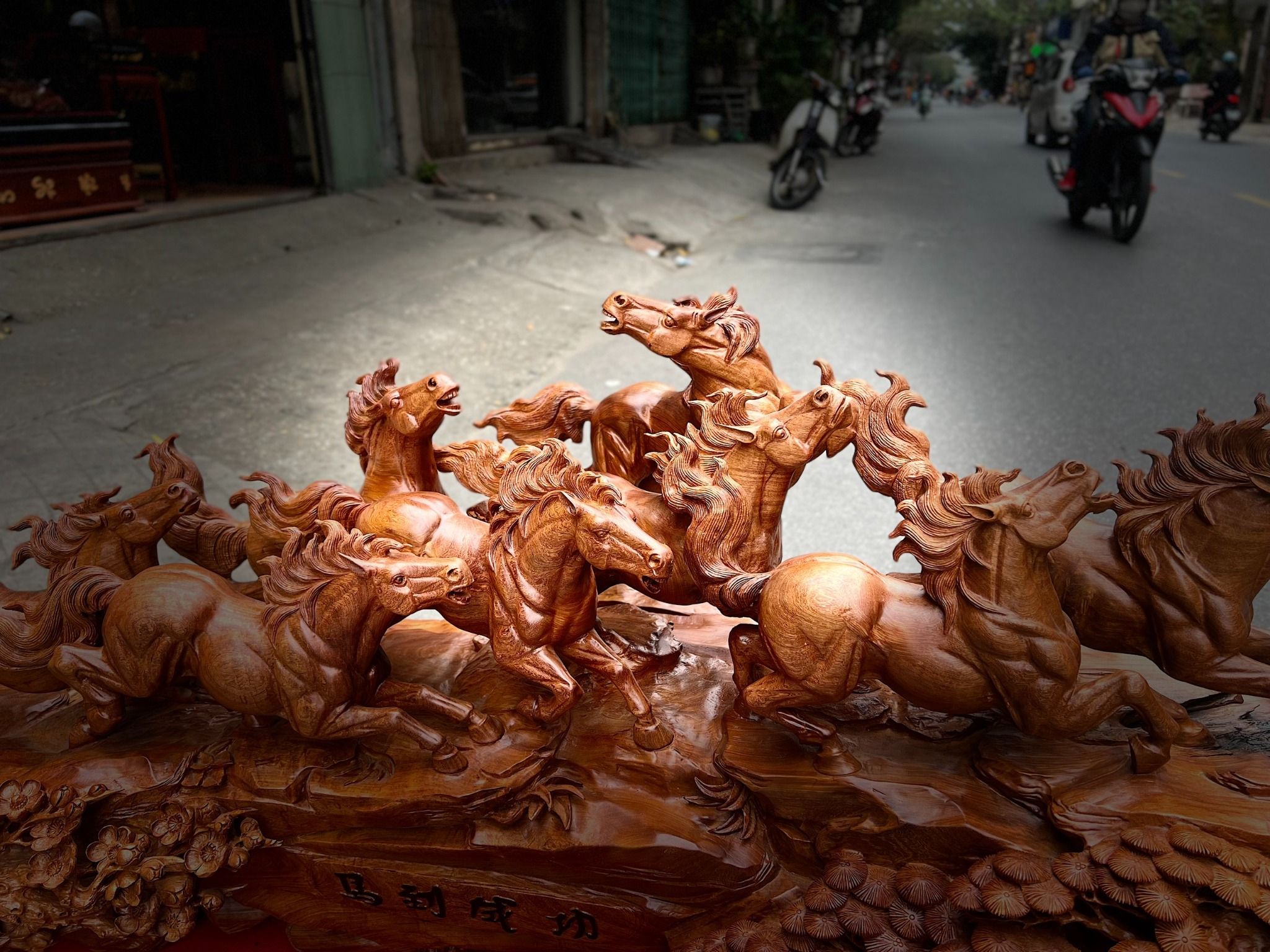 Bát Mã Truy Phong - Tượng Gỗ Hương Ta Đẳng Cấp