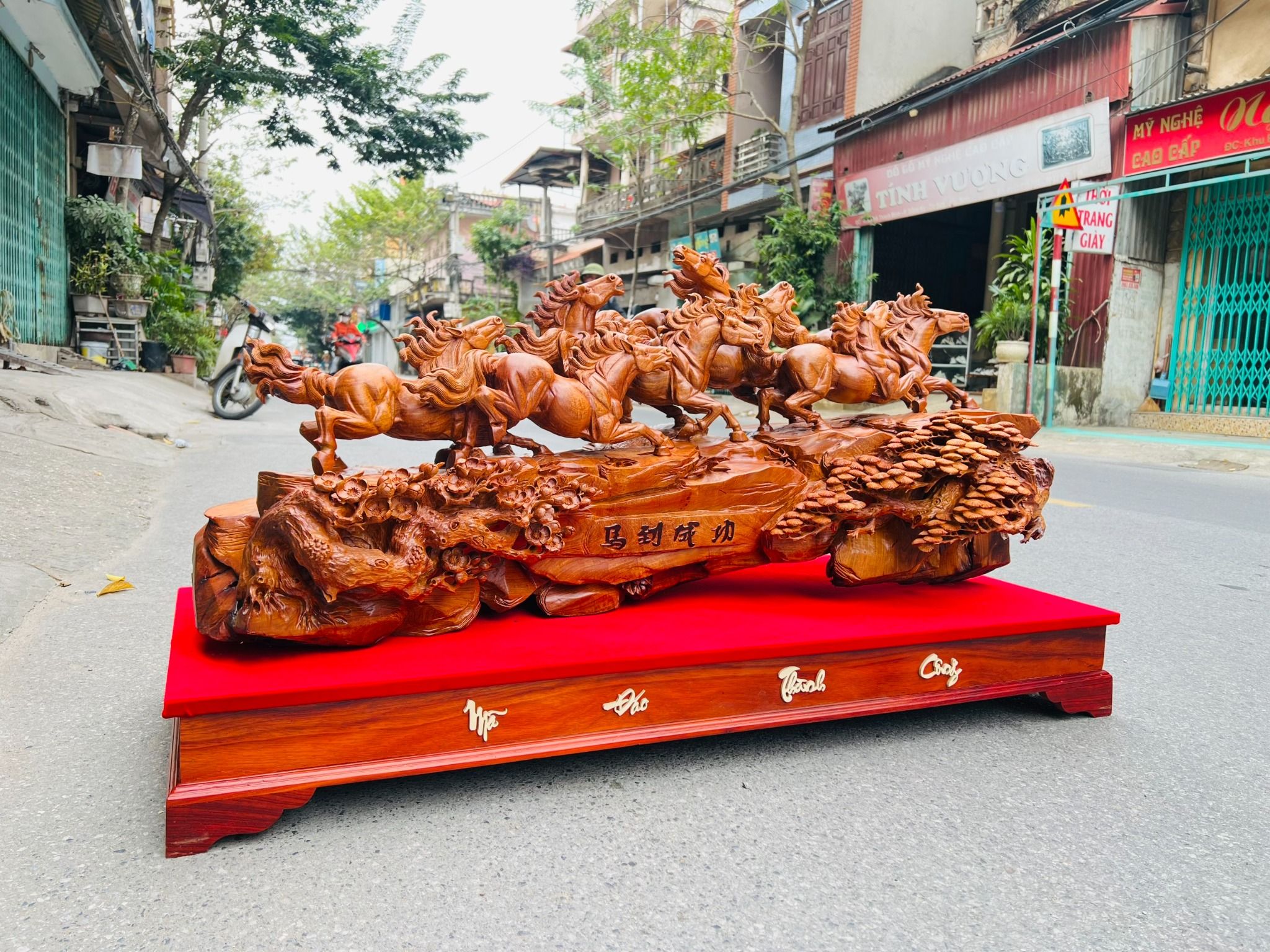 Bát Mã Truy Phong - Tượng Gỗ Hương Ta Đẳng Cấp