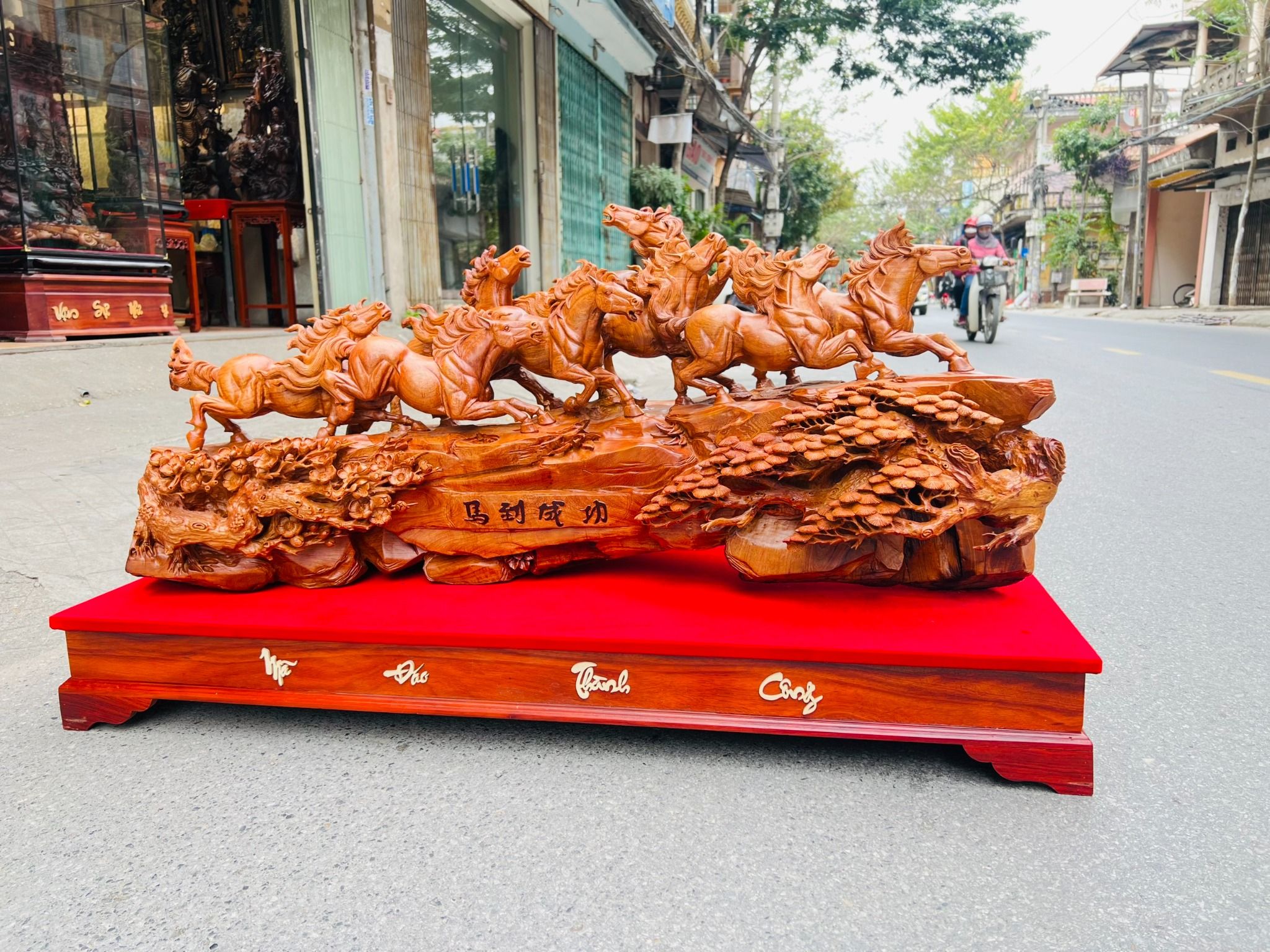 Bát Mã Truy Phong - Tượng Gỗ Hương Ta Đẳng Cấp