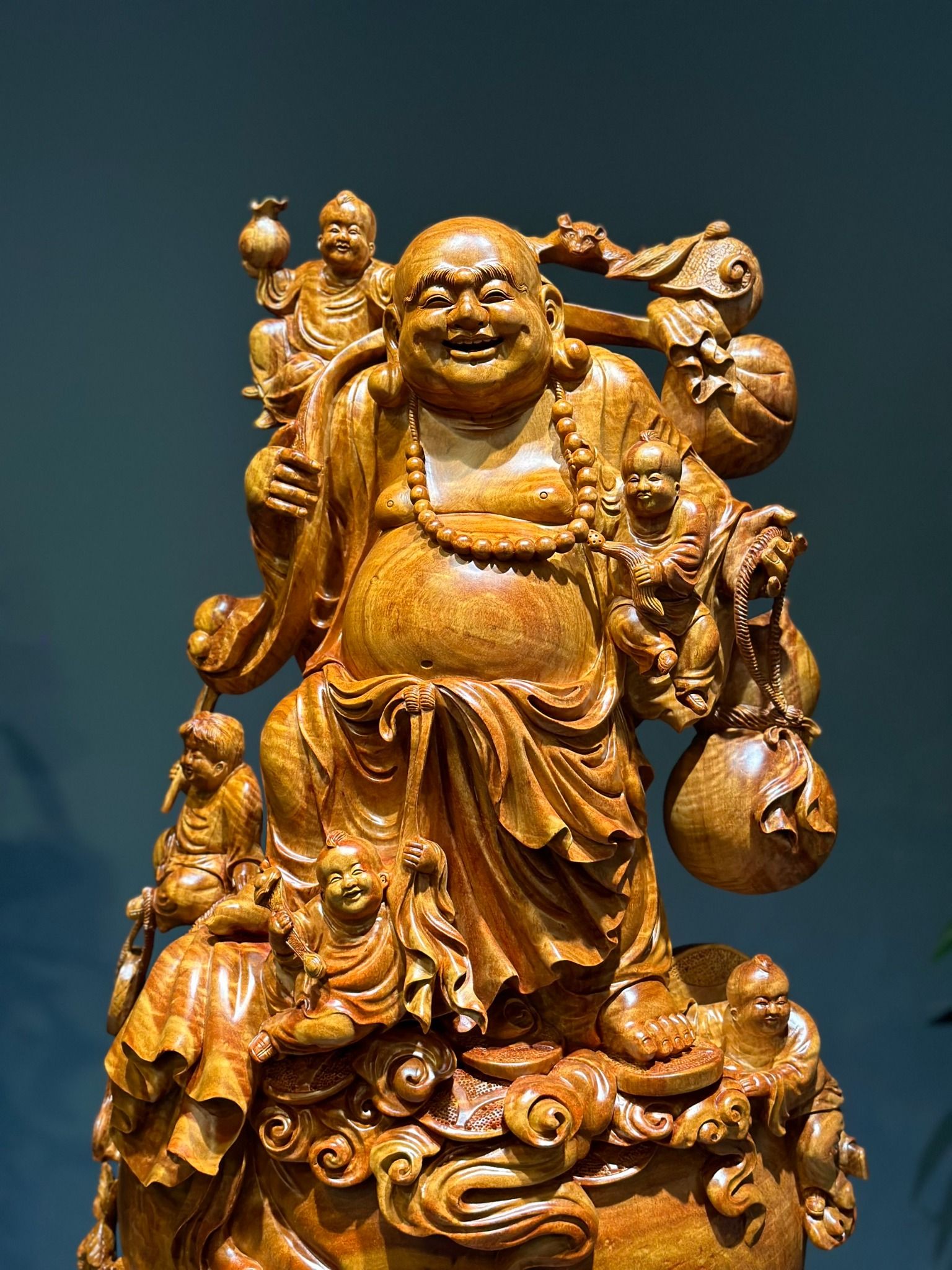 Sản Phẩm Di Lặc Ngũ Phúc Gỗ Chun Hương Ta