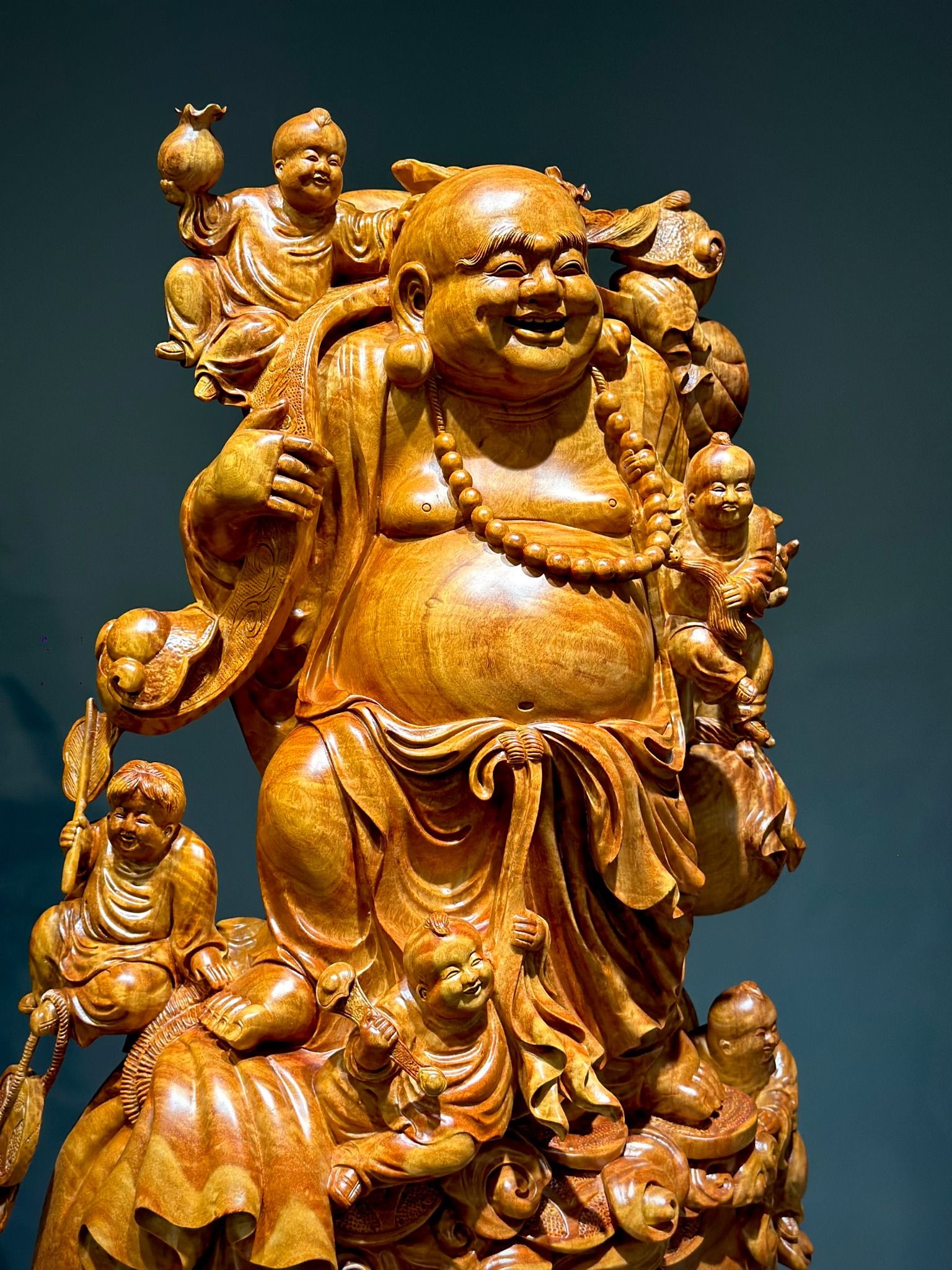 Sản Phẩm Di Lặc Ngũ Phúc Gỗ Chun Hương Ta