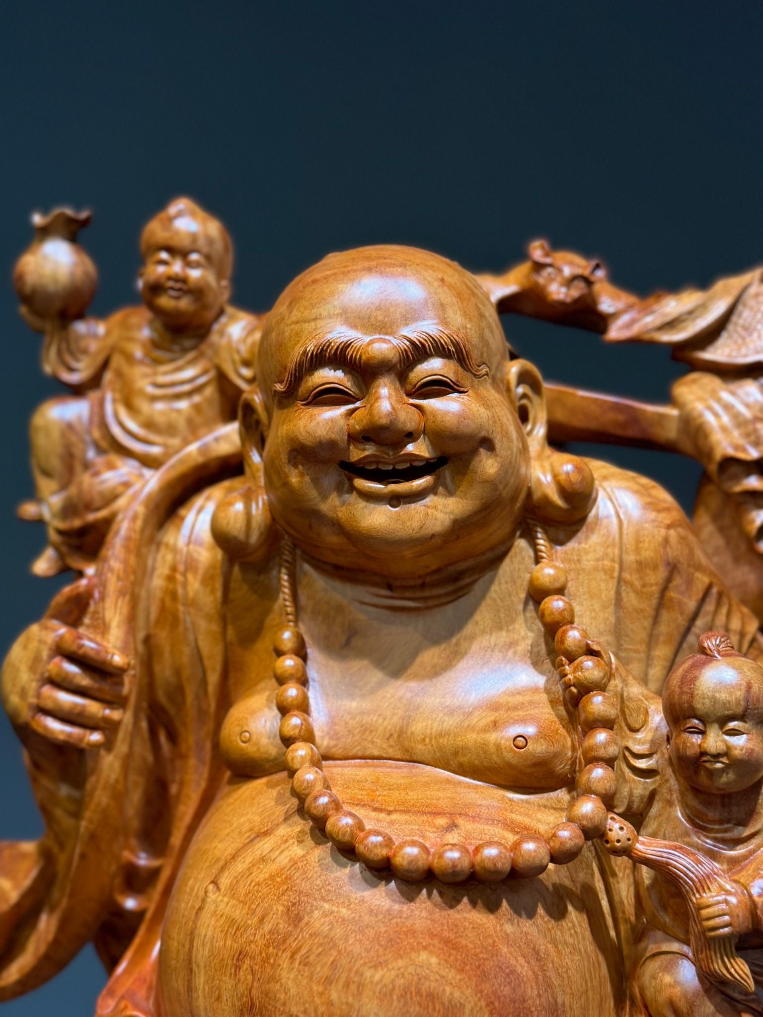 Sản Phẩm Di Lặc Ngũ Phúc Gỗ Chun Hương Ta
