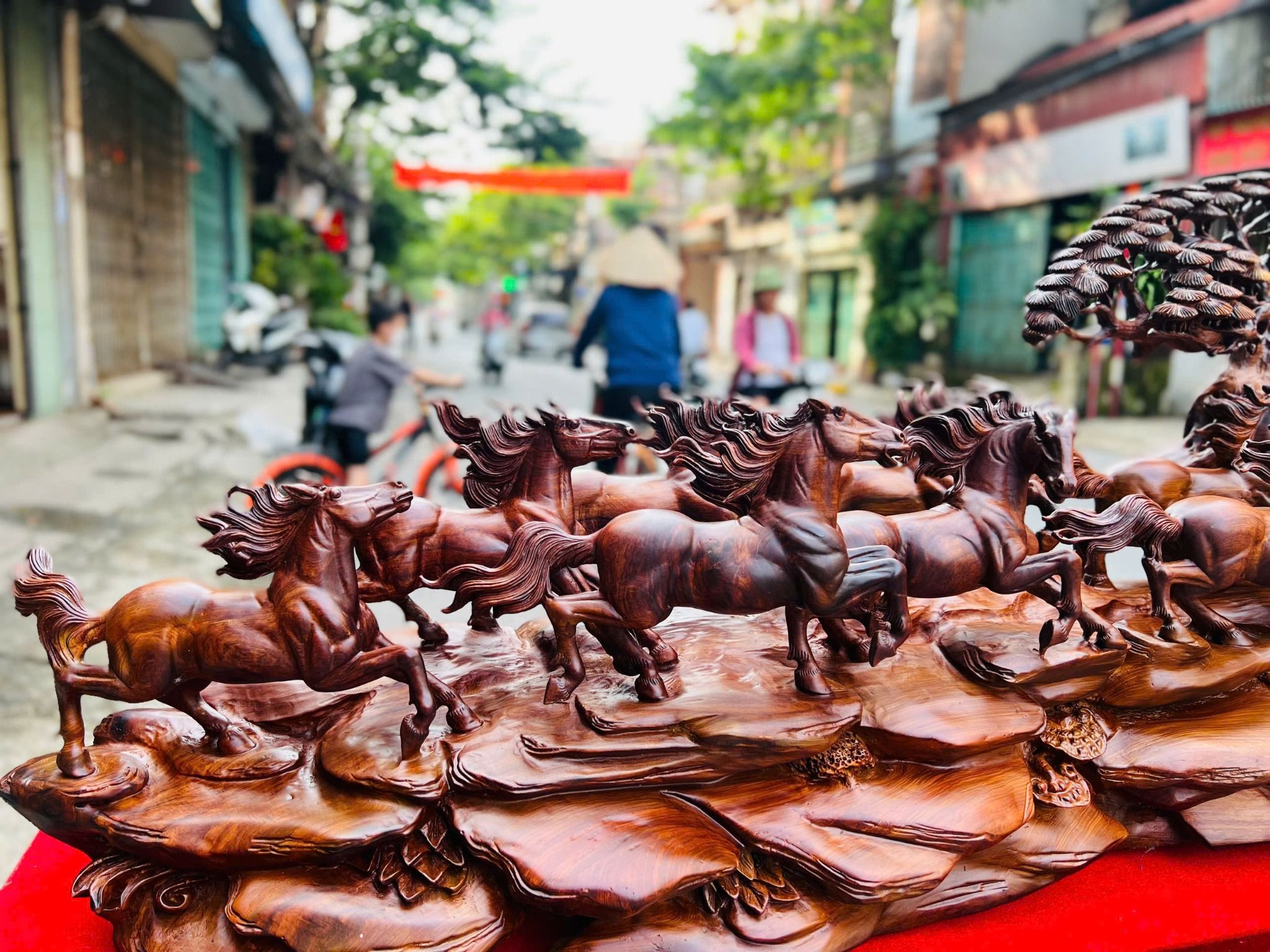 Bát Mã Truy Phong (Gỗ Cẩm Việt Liền Khối)