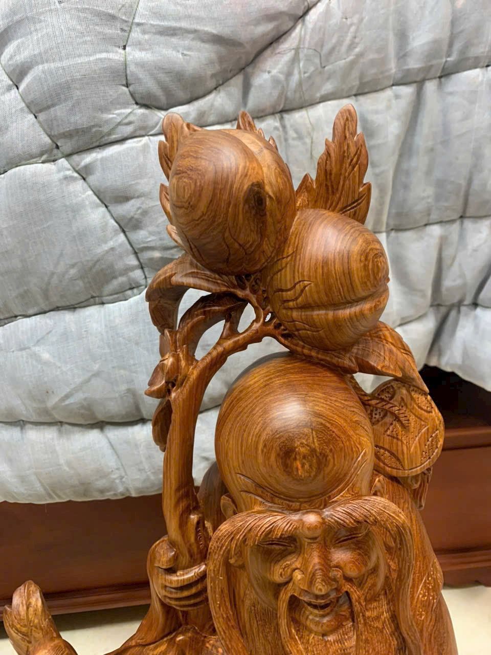 Cụ Thọ Ôm Đào Gỗ Hương Gia Lai Liền Khối