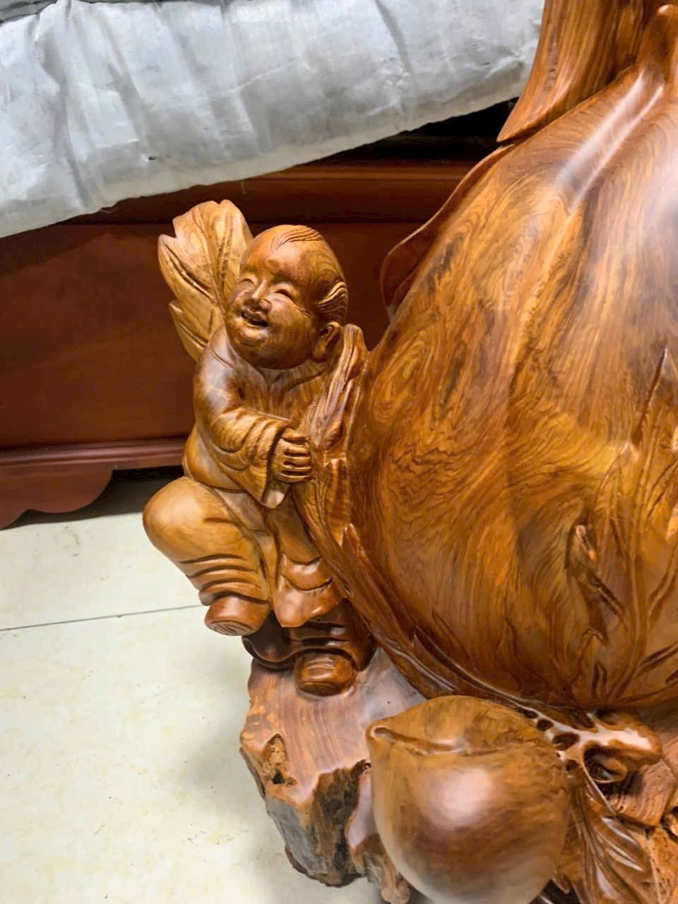 Cụ Thọ Ôm Đào Gỗ Hương Gia Lai Liền Khối