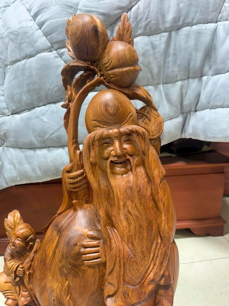 Cụ Thọ Ôm Đào Gỗ Hương Gia Lai Liền Khối