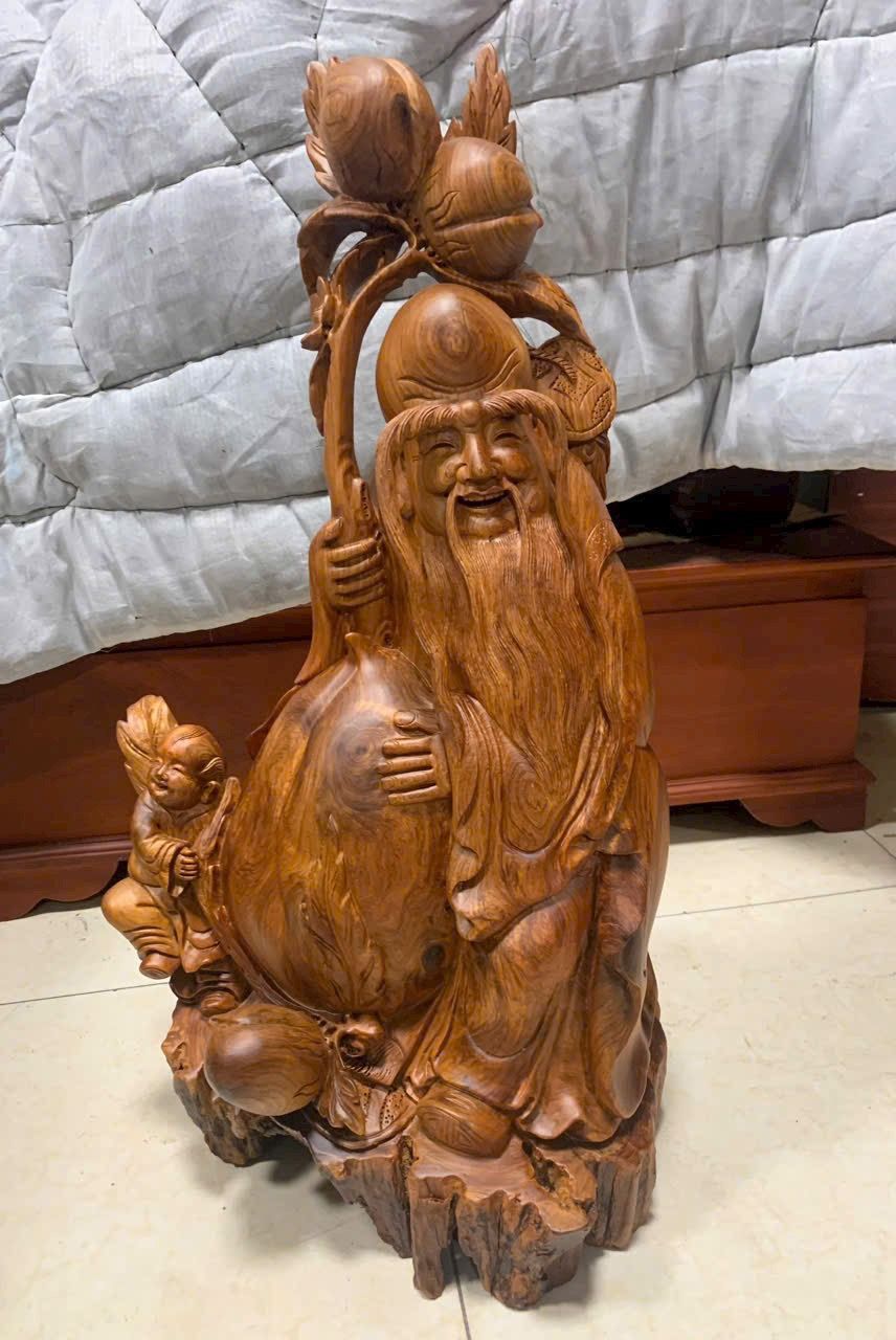 Cụ Thọ Ôm Đào Gỗ Hương Gia Lai Liền Khối