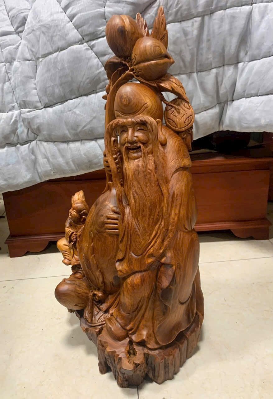 Cụ Thọ Ôm Đào Gỗ Hương Gia Lai Liền Khối