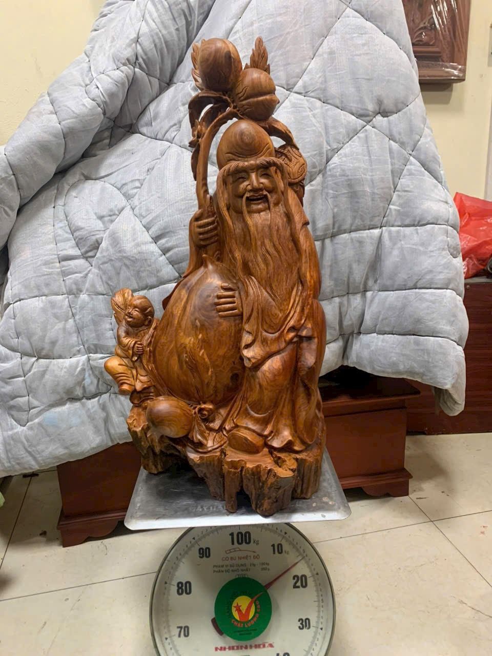 Cụ Thọ Ôm Đào Gỗ Hương Gia Lai Liền Khối