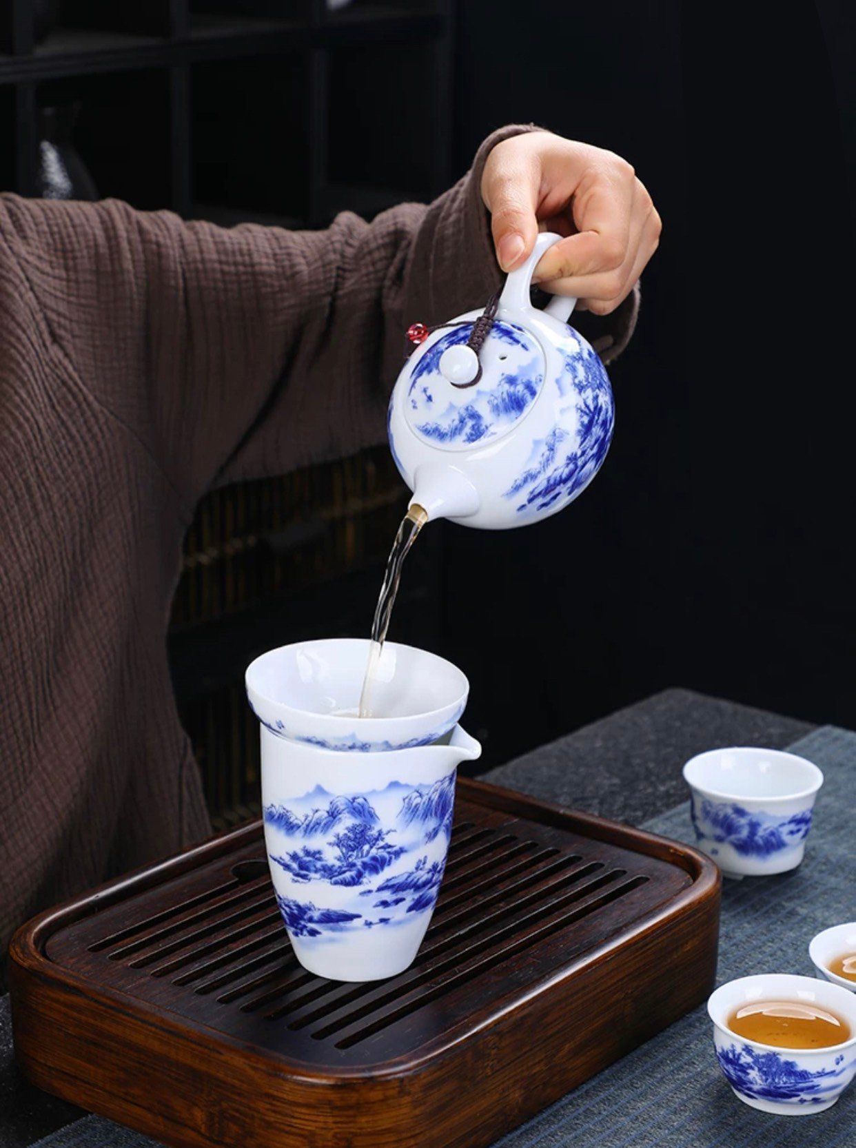 Bộ ấm chén trà sứ trắng xanh