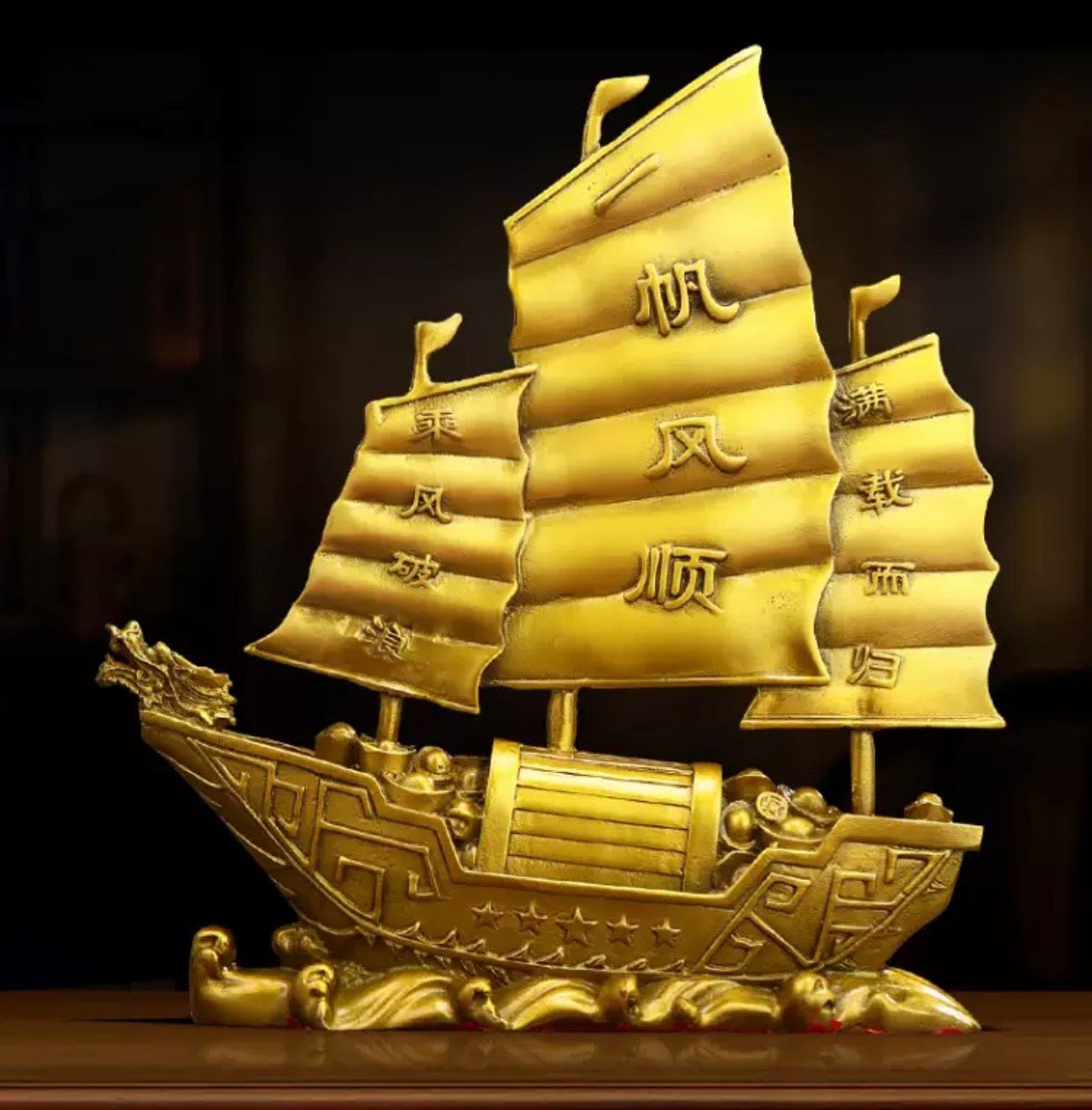 Thuyền buồm vàng may mắn