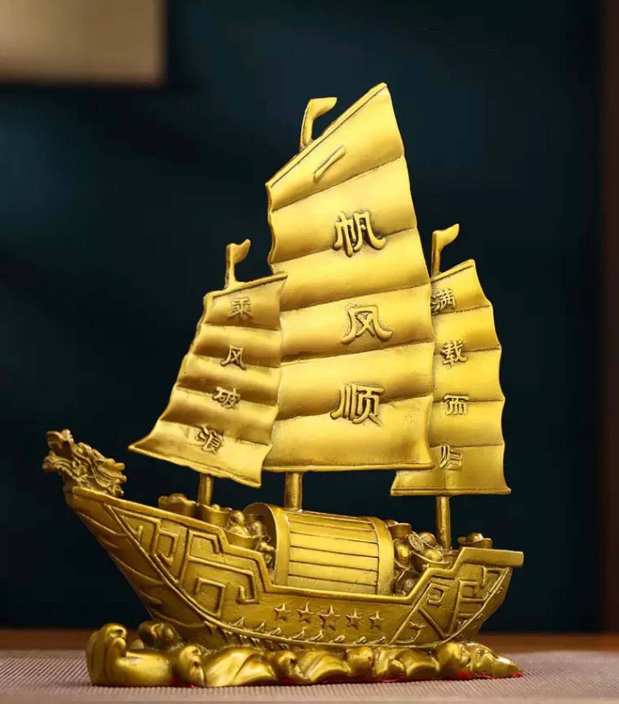 Thuyền buồm vàng may mắn