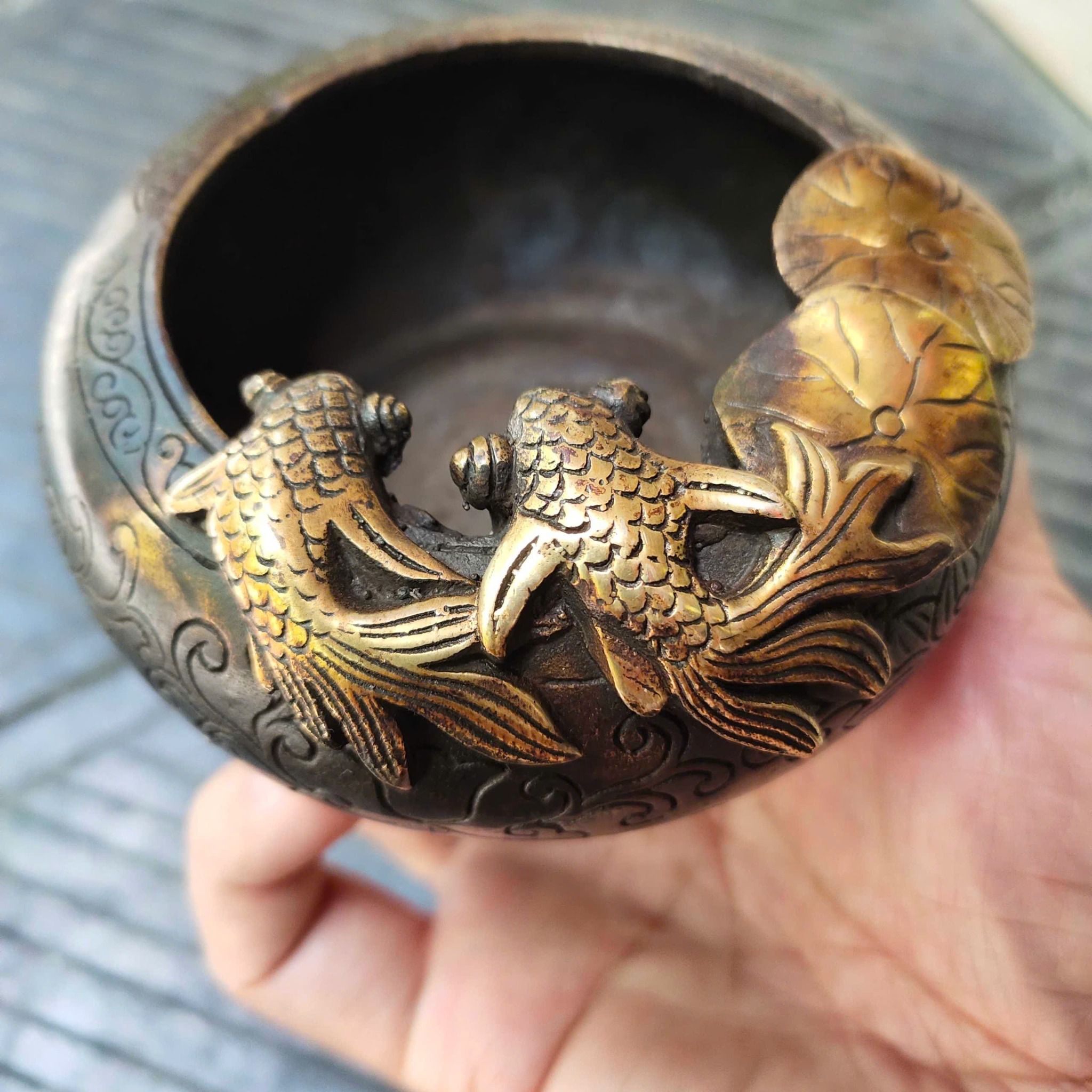 Gạt tàn cá vàng đồng nguyên chấ
