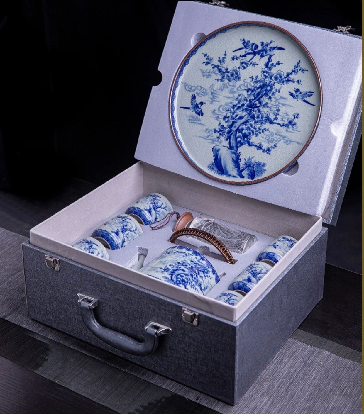 Bộ ấm trà sứ trắng xanh