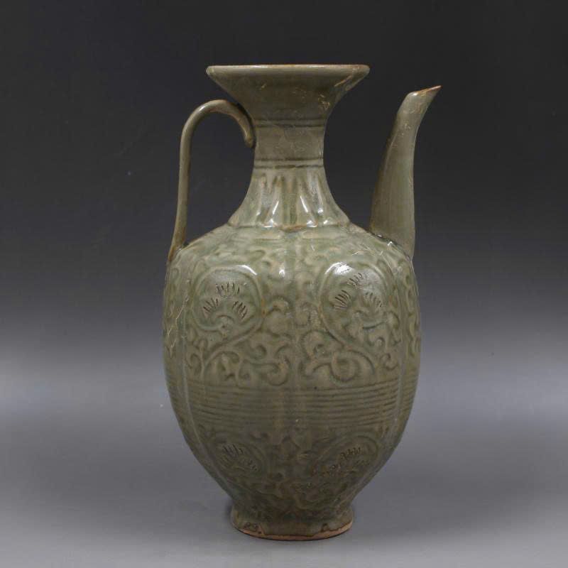 Chai rượu chạm khắc hoa văn