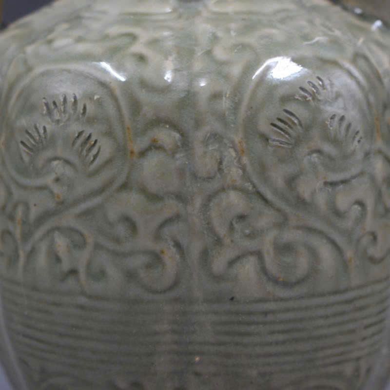 Chai rượu chạm khắc hoa văn