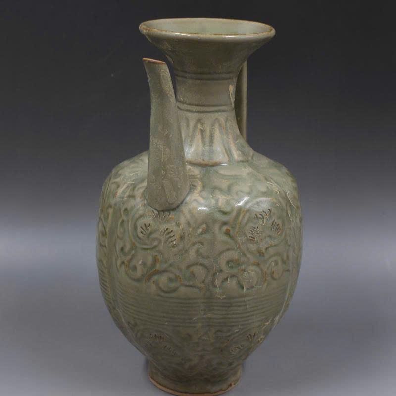 Chai rượu chạm khắc hoa văn