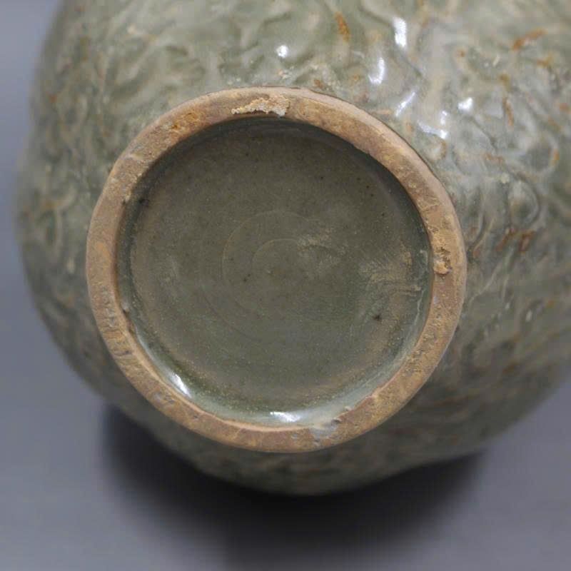 Chai rượu chạm khắc hoa văn