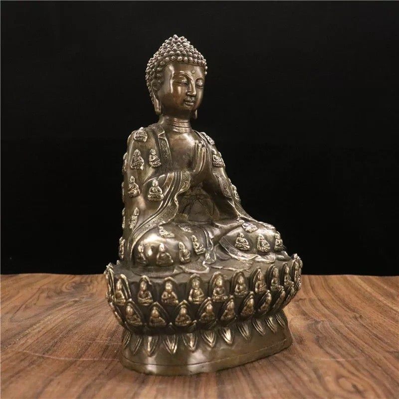 Tượng phật trên đài sen