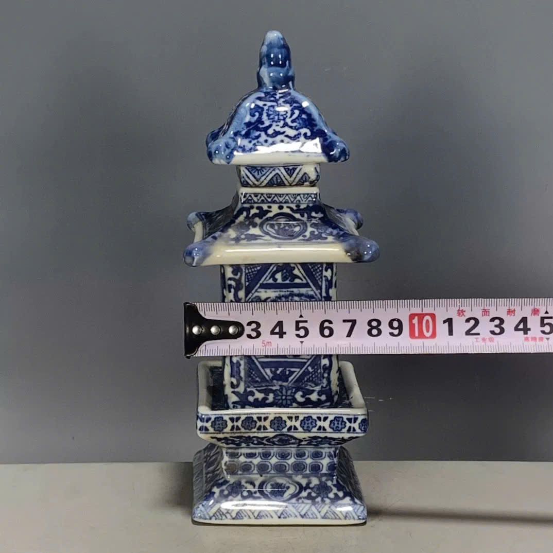 Một chiếc bình chùa vuông