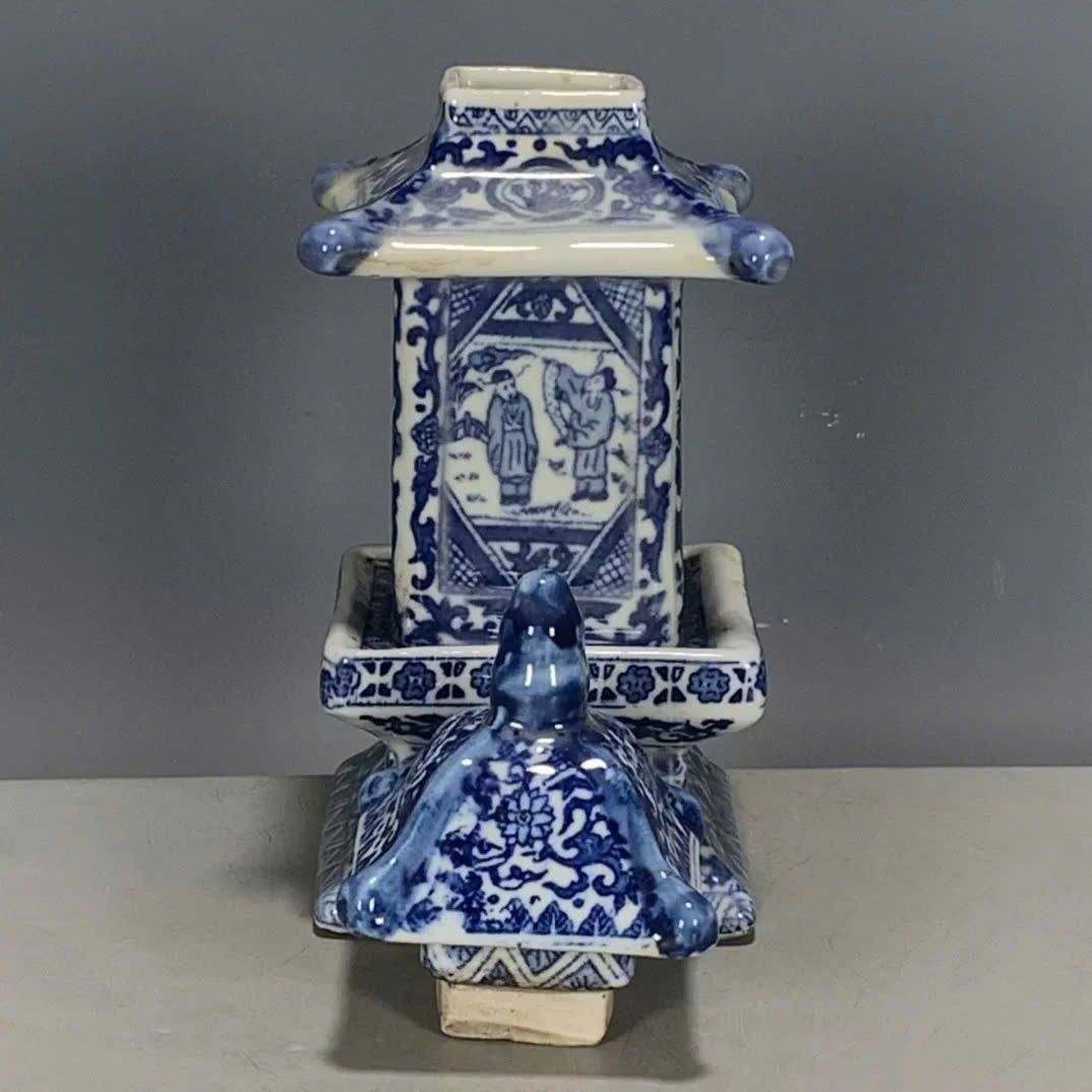 Một chiếc bình chùa vuông