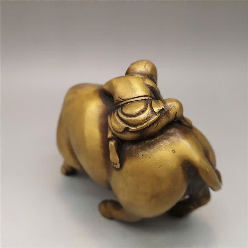 Cậu bé cưỡi bò