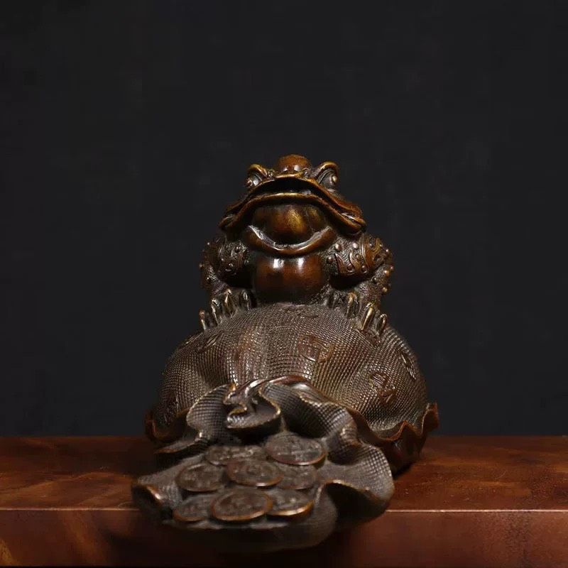 Cóc ngồi trên túi vàng