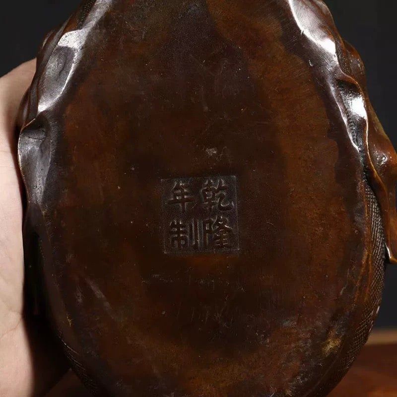 Cóc ngồi trên túi vàng