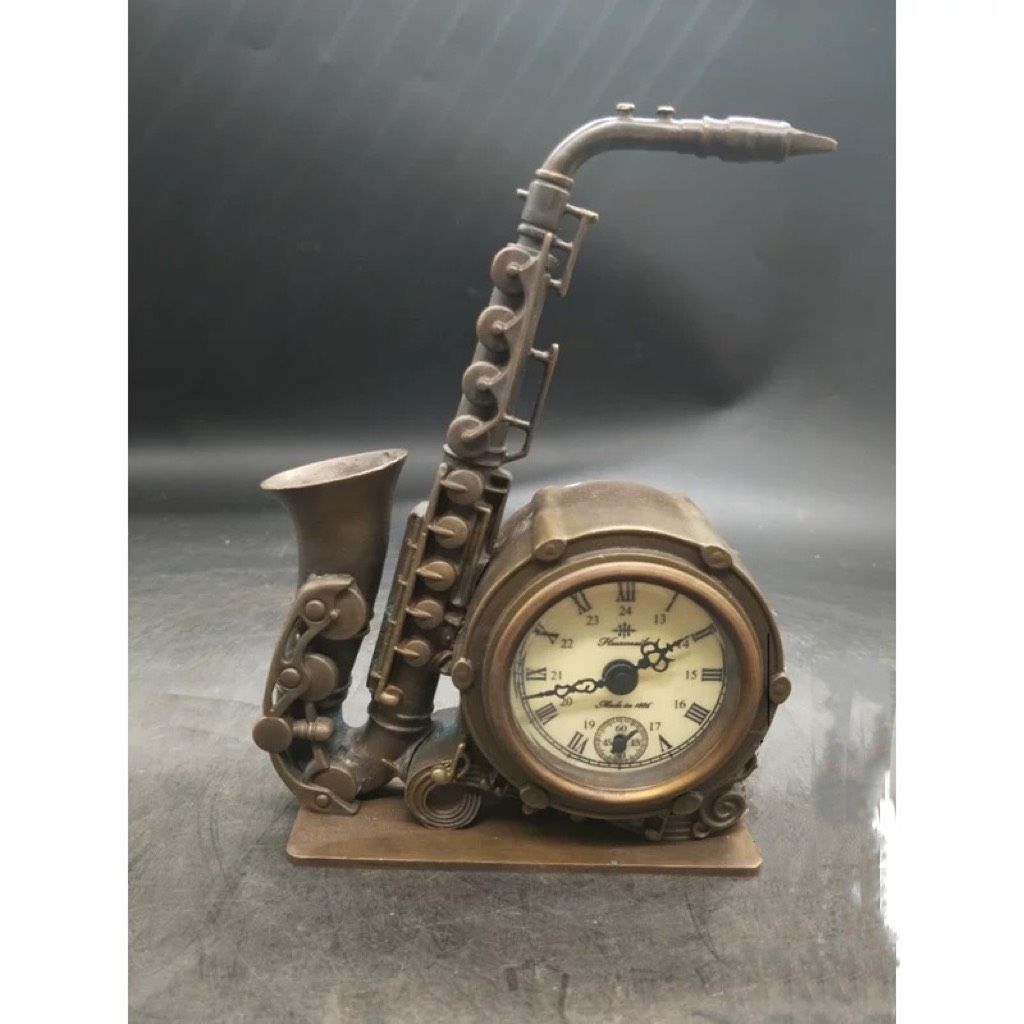 Đồng hồ phương Tây hình saxophone nhỏ để bàn