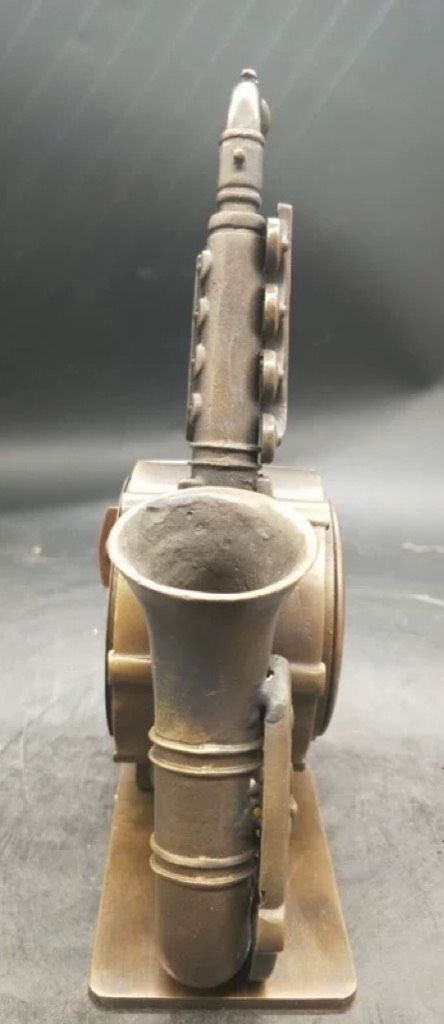 Đồng hồ phương Tây hình saxophone nhỏ để bàn