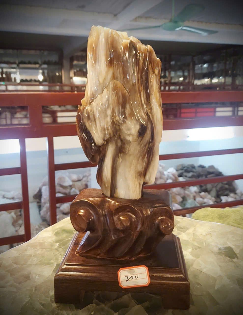 Gỗ Hóa Ngọc Phong Thủy Độc Đáo