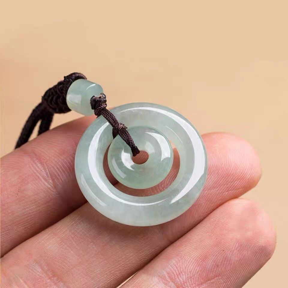 Mặt dây chuyền ngọc bích tự nhiên