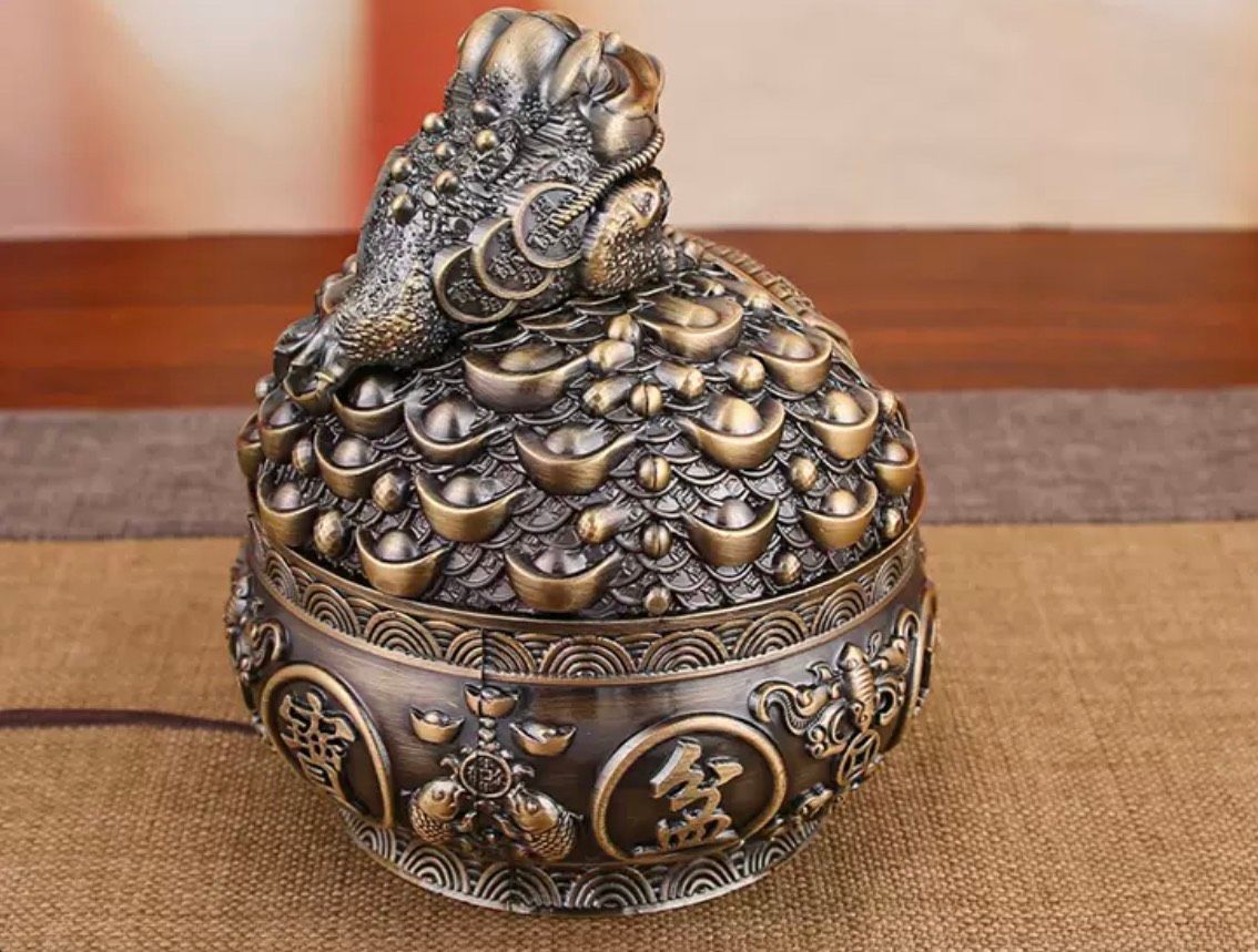 Gạt tàn cóc vàng có nắp gạt