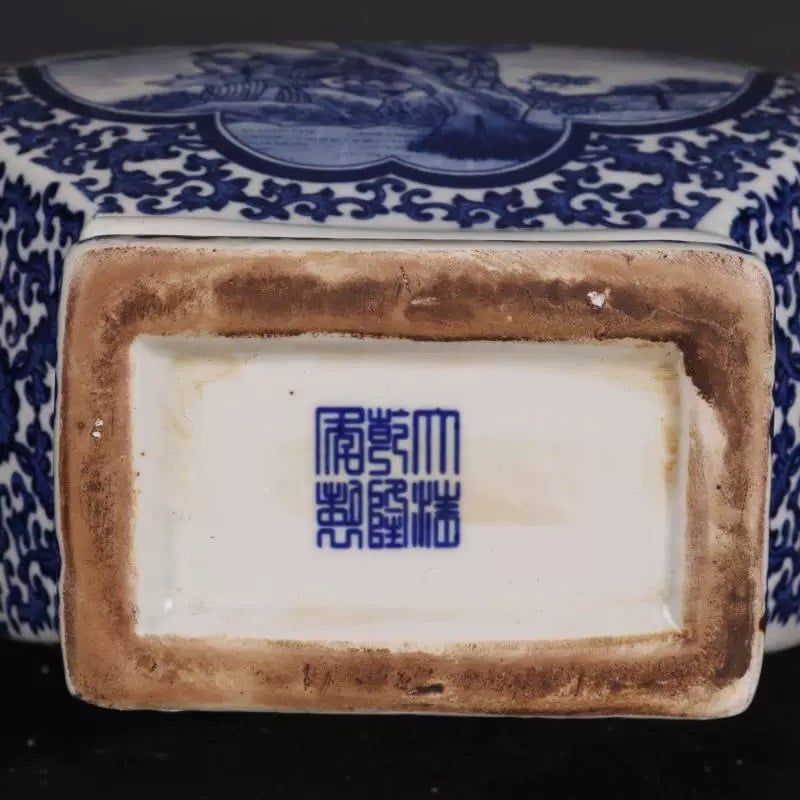 Bình cổ hoa văn trắng xanh có tai cầm