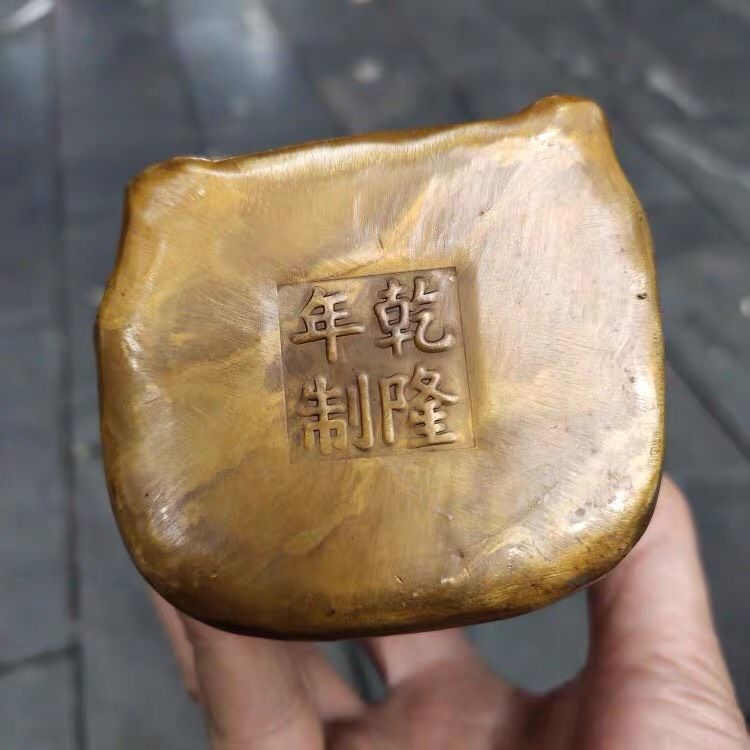 Đồ trang trí Thần tài cầm thỏi vàng