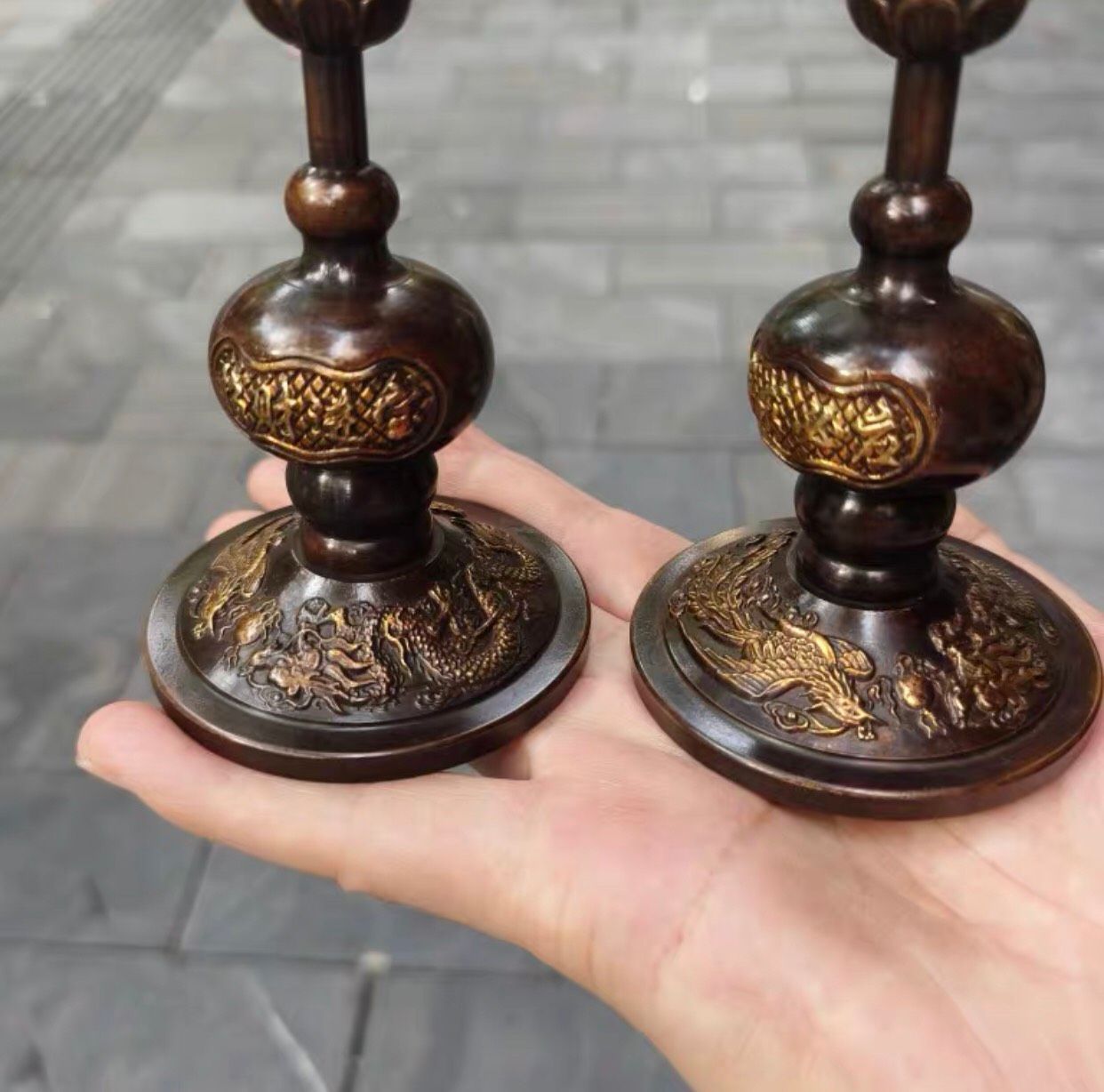 Chân nến sáp hoa sen màu đồng đen