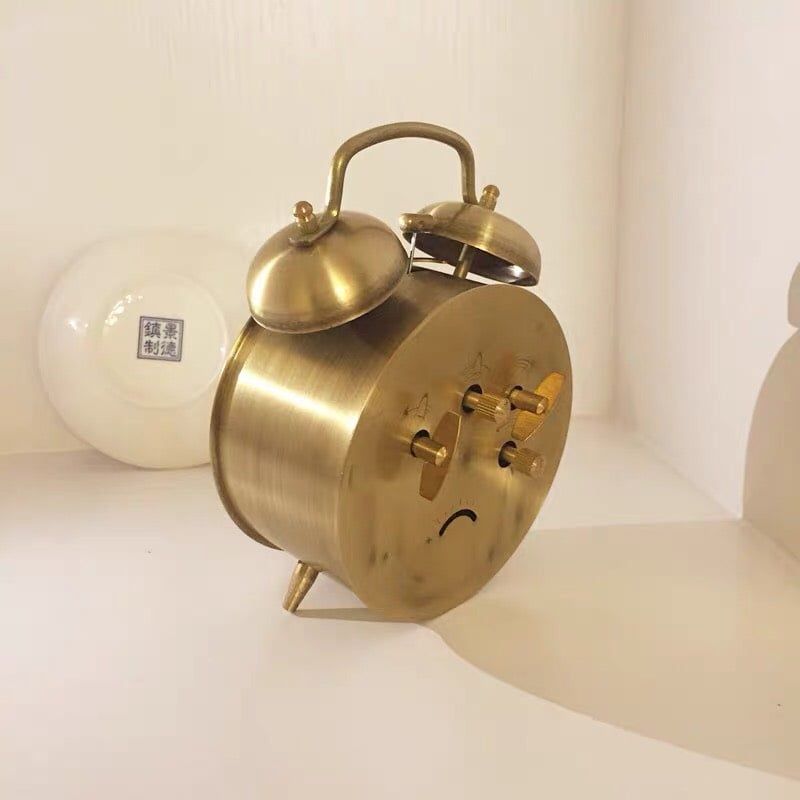 Đồng hồ báo thức cổ Chất liệu: đồng thau