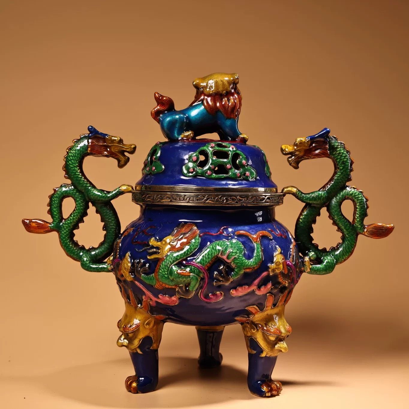Lư hương ba chân rồng Chất liệu đồng