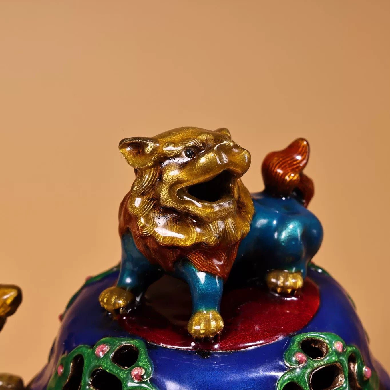Lư hương ba chân rồng Chất liệu đồng