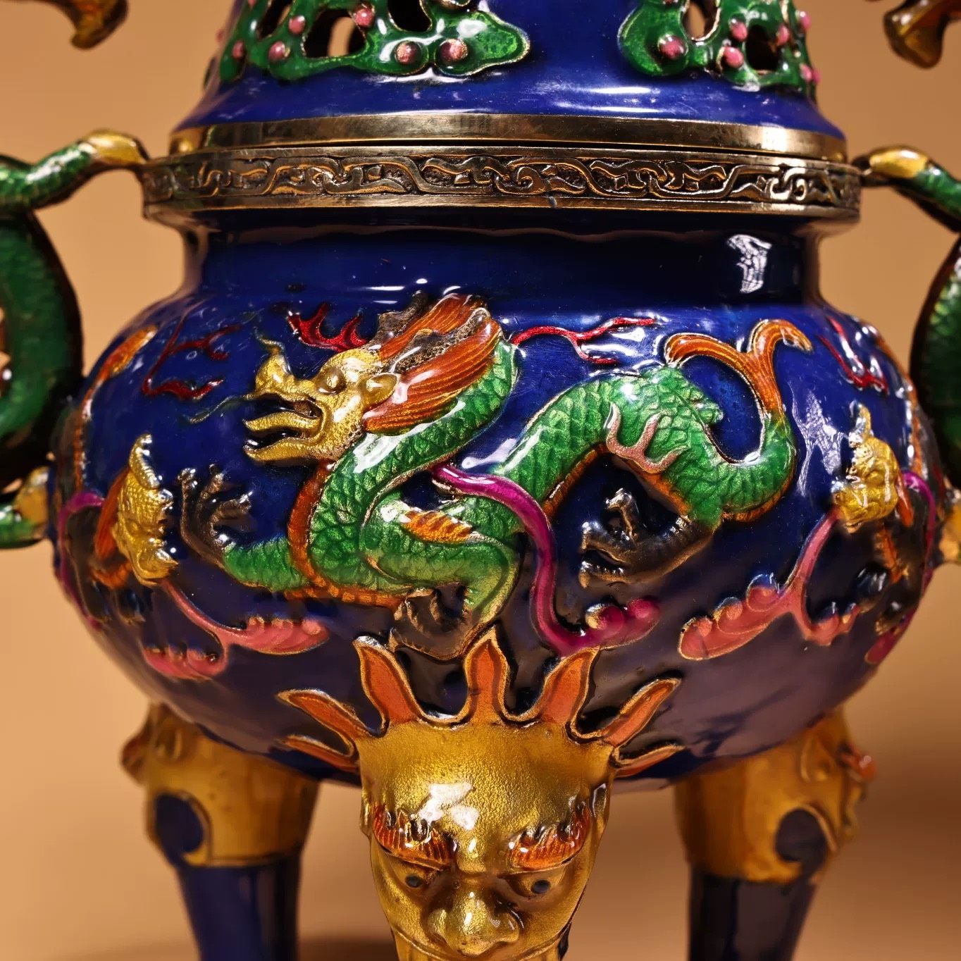 Lư hương ba chân rồng Chất liệu đồng