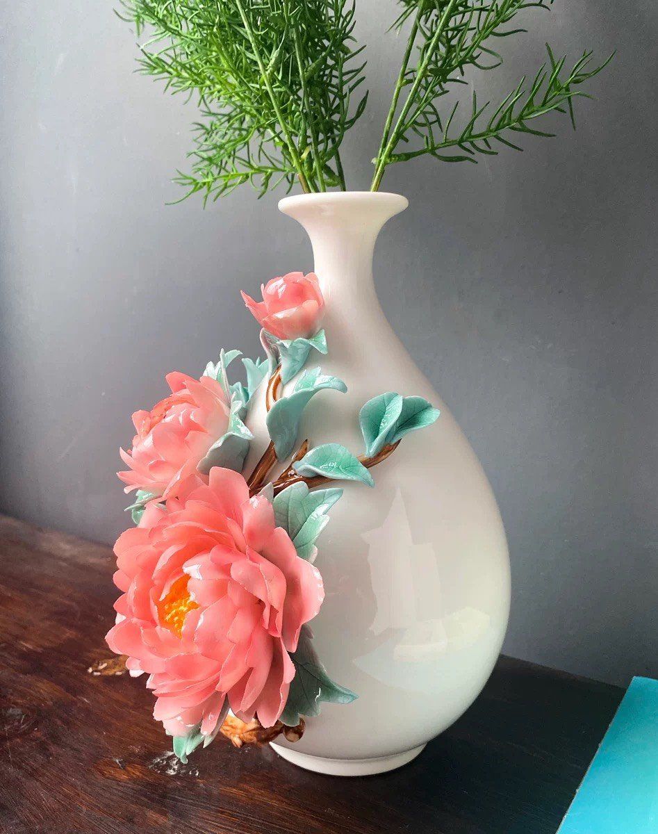 Bình trang trí hoa nở rộ