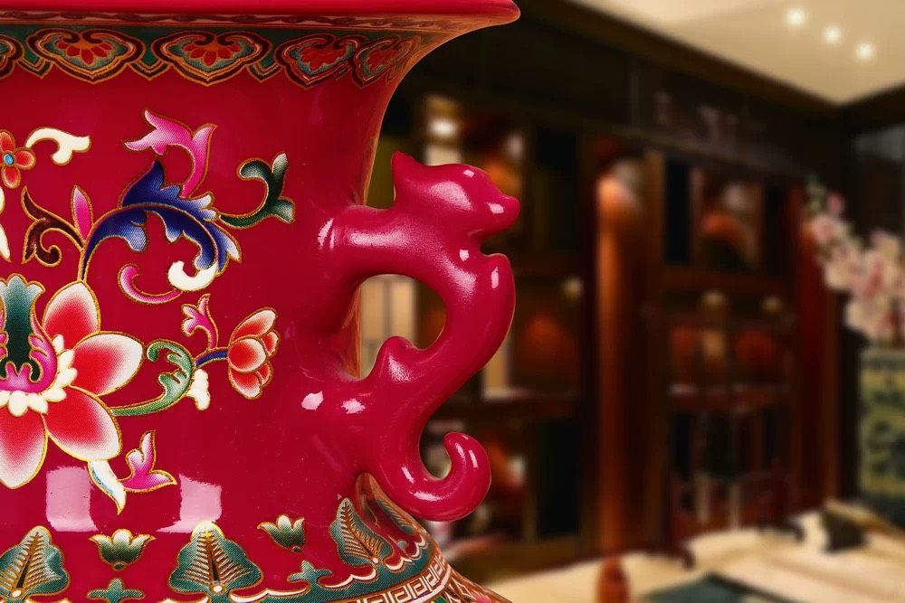 Bình hoa đỏ chúc phúc may mắn Chất liệu gốm sứ