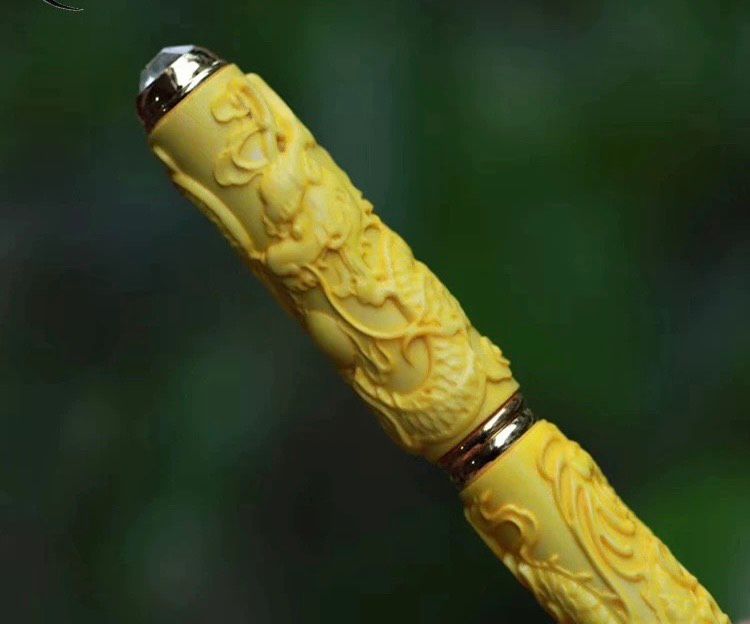 Bút ký rồng khắc đa công dụng Chất liệu gỗ hoàng dương